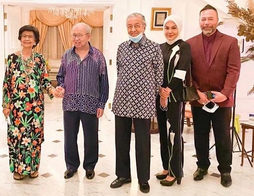 Mahathir Meets Razaleigh - Photo