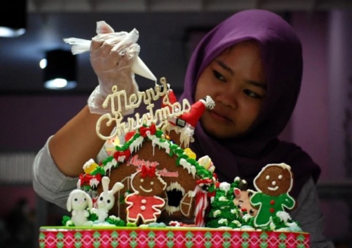 Merry Christmas Greeting On Cakes - Bakery Workers