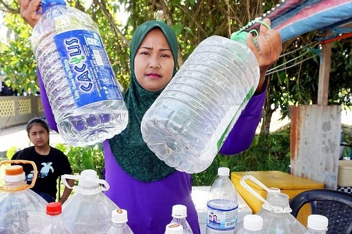 Penang Malay Waiting For Water Supply