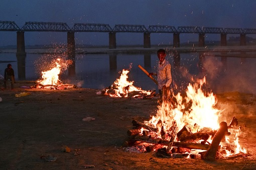 Coronavirus - India Covid-19 Deaths - Burning Of Bodies Near River