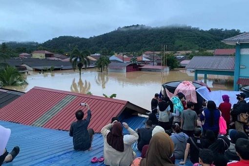 Malaysia Flash Flood - People Trapped On Roofs