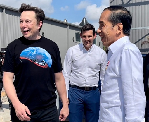 Indonesia President Jokowi Joko Widodo Meets Tesla Elon Musk - Tour at SpaceX - 4