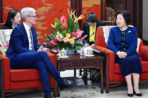 Apple Ceo Tim Cook Meets With A Top Chinese Official