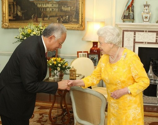 Queen Elizabeth II Meet Malaysian PM Najib Razak - Yellow Dress