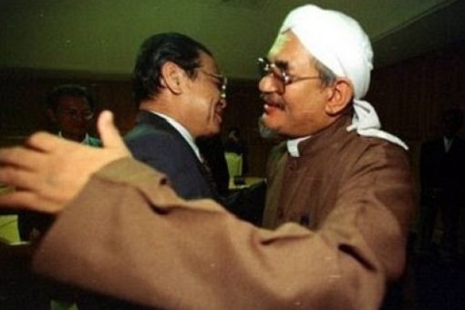 Lim Kit Siang and Hadi Awang - Hugging