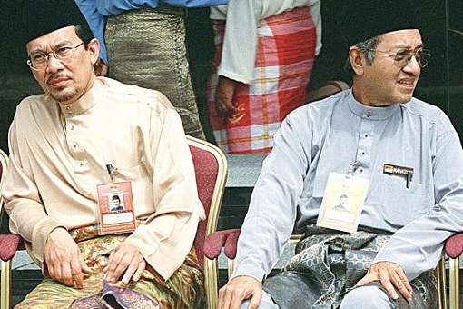 Anwar Ibrahim Clashed With Mahathir Mohamad