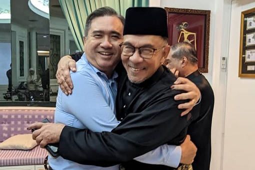 Anwar Ibrahim Hugging Anthony Loke Siew Fook