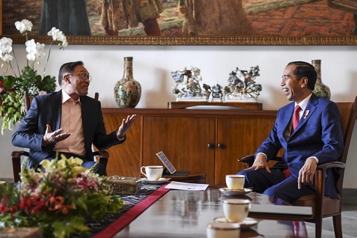 Anwar Ibrahim and Joko Jokowi Widodo - Chatting
