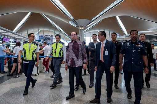 [Image: PM-Anwar-Ibrahim-Spot-Check-at-KLIA-Immigration.jpg]