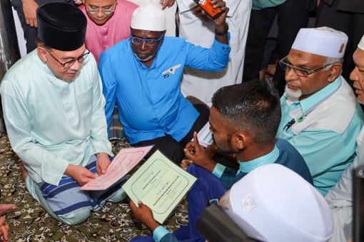 Anwar Ibrahim Converting A Hindu To Islam