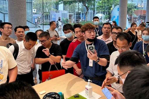 Huawei Mate 60 Pro - Kirin 9000s Chips - Crowd