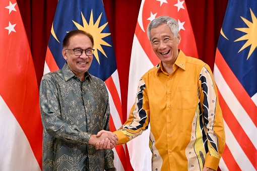 Malaysia PM Anwar Ibrahim with Singapore PM Lee Hsien Loong
