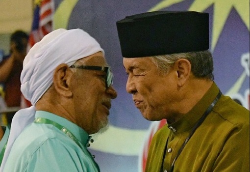 PAS Hadi Awang and UMNO Zahid Hamidi - Whispering