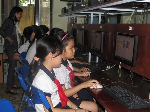 Étudiants vietnamiens apprenant la programmation informatique