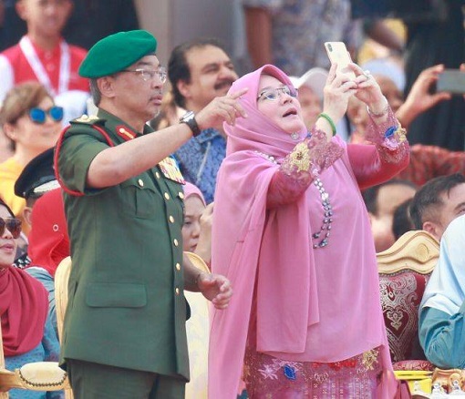 The King Sultan Abdullah and Queen Azizah - Taking Photographs