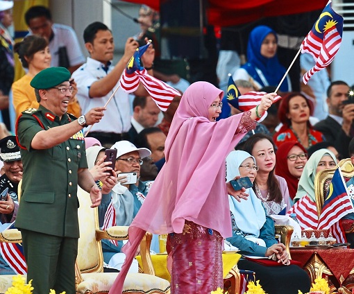 The King Sultan Abdullah and Queen Azizah - Waving Flags