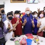 Chinese Are Free To Vote - But It's Pathetic For Crooked Najib To Milk A Chinese School For Votes