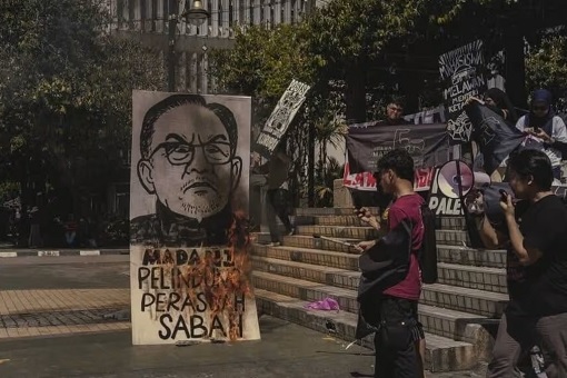 Sabah University Students - Protest Burning Anwar Caricature
