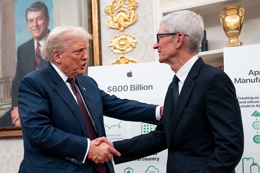 Apple CEO Tim Cook Meets US President Donald Trump - 600 Billion Dollar Investment 2025