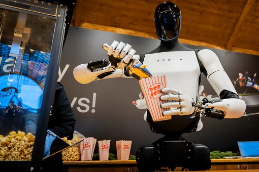 Tesla Humanoid Optimus Robot Distributes Popcorn at a Christmas Market Stall