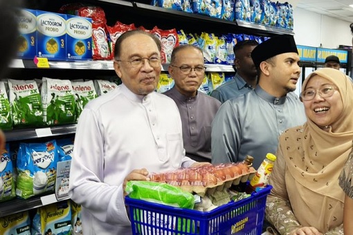 Madani Mart - PM Anwar Ibrahim and Deputy Minister of Domestic Trade and Cost of Living Fuziah Salleh