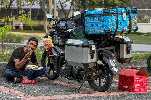 Mechanic Minyak Hitam Jalanan - Having Meal