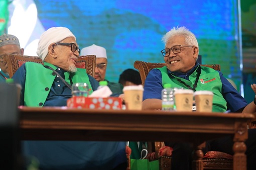Hadi Awang and Hamzah Zainudin - Laughing