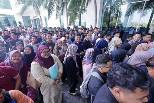 Over 1000 Malaysians in 2km Queue For Factory Jobs RM3500 in Melaka
